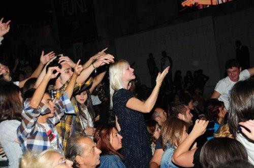 Seçkin Piriler eşini dinlerken yerinde duramadı