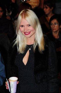 Seçkin Piriler eşini dinlerken yerinde duramadı