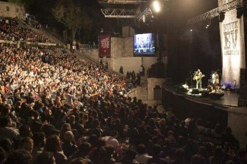 Seçkin Piriler eşini dinlerken yerinde duramadı