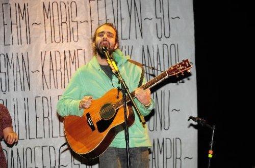 Seçkin Piriler eşini dinlerken yerinde duramadı