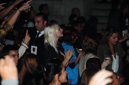 Seçkin Piriler eşini dinlerken yerinde duramadı