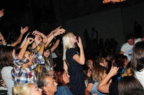 Seçkin Piriler eşini dinlerken yerinde duramadı