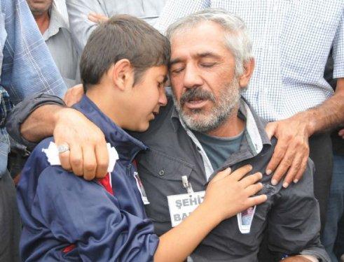 Şehit babasının yırtık ayakkabısı dikkat çekti