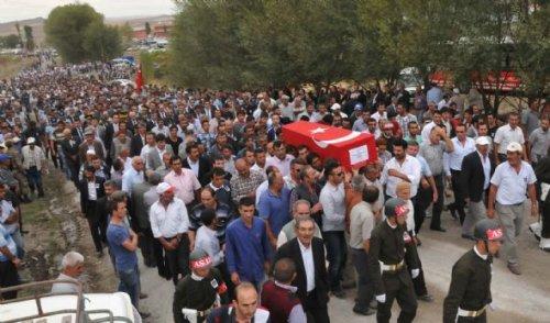 Şehit babasının yırtık ayakkabısı dikkat çekti