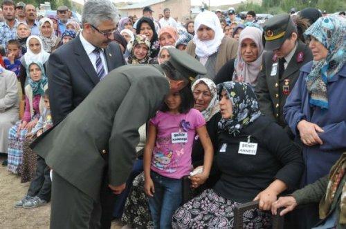 Şehit babasının yırtık ayakkabısı dikkat çekti