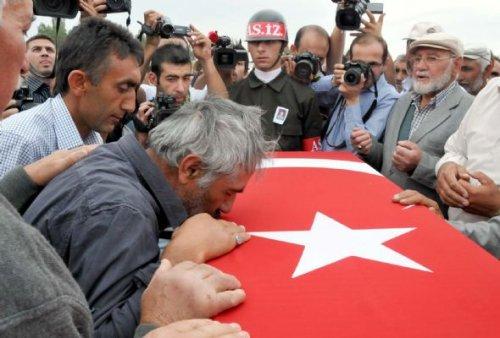 Şehit babasının yırtık ayakkabısı dikkat çekti