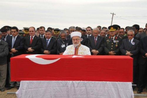 Şehit babasının yırtık ayakkabısı dikkat çekti