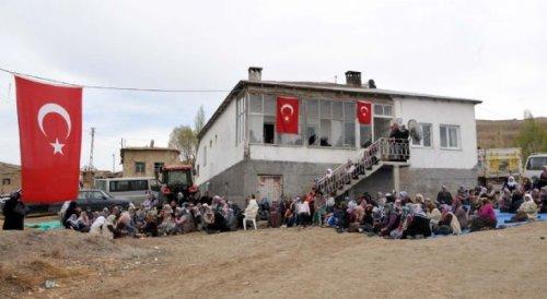 Şehit babasının yırtık ayakkabısı dikkat çekti