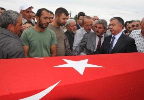 Şehit babasının yırtık ayakkabısı dikkat çekti