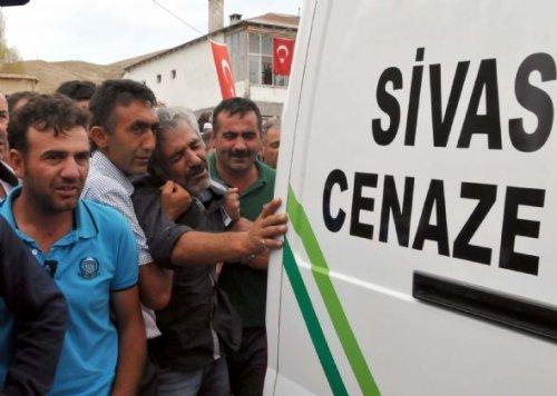 Şehit babasının yırtık ayakkabısı dikkat çekti