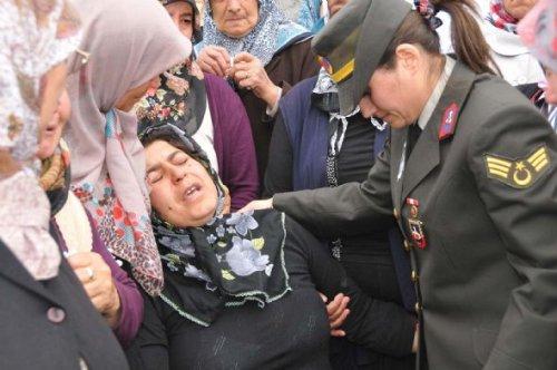 Şehit babasının yırtık ayakkabısı dikkat çekti