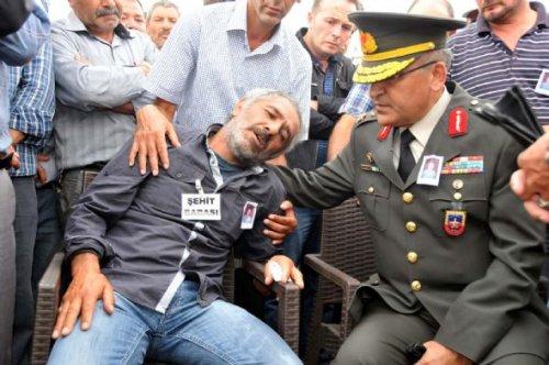 Şehit babasının yırtık ayakkabısı dikkat çekti