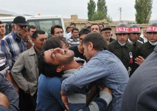 Şehit babasının yırtık ayakkabısı dikkat çekti