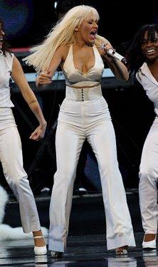 Clinton gözlerini Aguilera'nın göğüslerinden alamadı