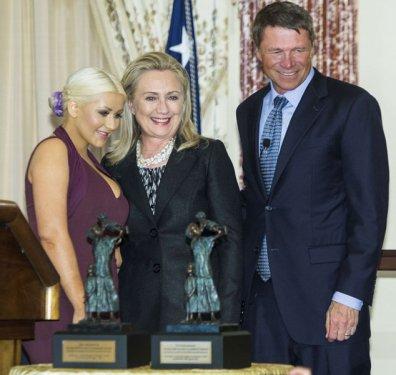 Clinton gözlerini Aguilera'nın göğüslerinden alamadı