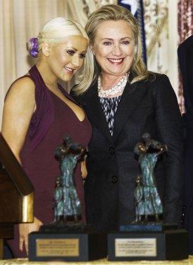 Clinton gözlerini Aguilera'nın göğüslerinden alamadı