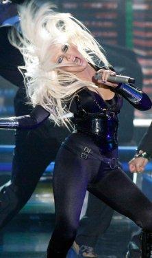 Clinton gözlerini Aguilera'nın göğüslerinden alamadı