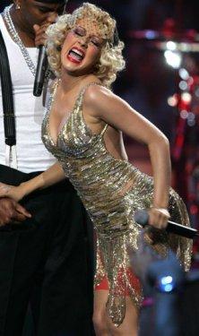 Clinton gözlerini Aguilera'nın göğüslerinden alamadı