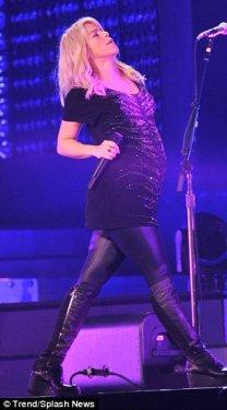 Karnı burnunda Shakira'dan seksi danslar