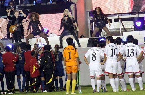 Karnı burnunda Shakira'dan seksi danslar