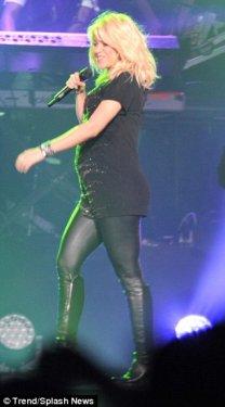 Karnı burnunda Shakira'dan seksi danslar