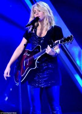 Karnı burnunda Shakira'dan seksi danslar