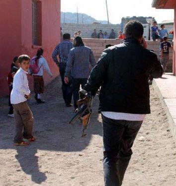 Halk öğretmenini Pkk'lıdan aldı