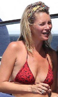 Türkiye hayranlığı Kate Moss'a ay yıldız dövme yaptırdı