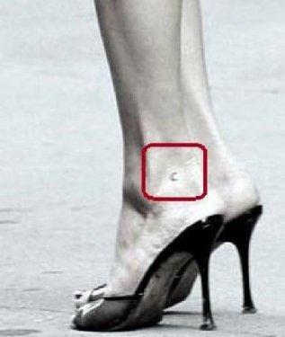 Türkiye hayranlığı Kate Moss'a ay yıldız dövme yaptırdı