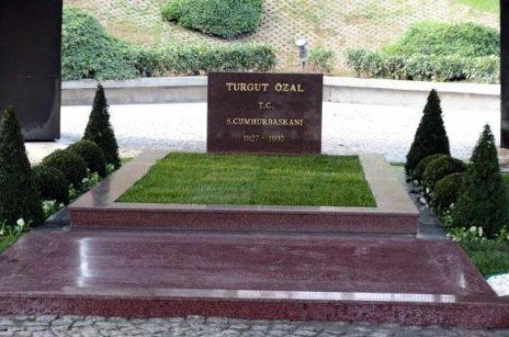 Turgut Özal'ın yenilenen mezarı ziyarete açıldı 