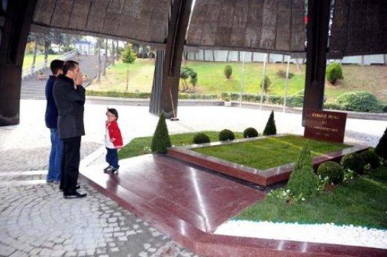Turgut Özal'ın yenilenen mezarı ziyarete açıldı 