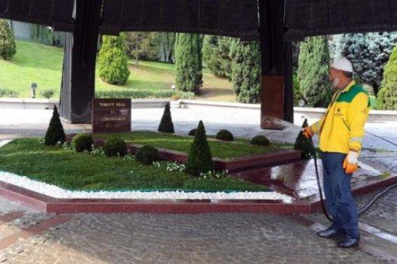Turgut Özal'ın yenilenen mezarı ziyarete açıldı 
