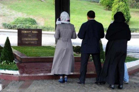 Turgut Özal'ın yenilenen mezarı ziyarete açıldı 