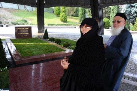Turgut Özal'ın yenilenen mezarı ziyarete açıldı 
