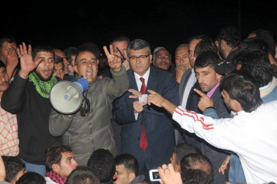 Suriyeli mülteciler polisi taşladı