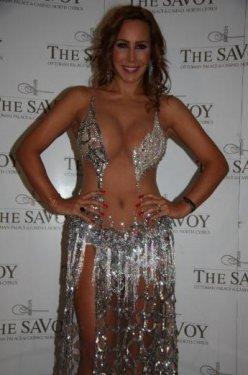 Asena yenilenen göğüslerini görücüye çıkardı