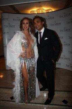 Asena yenilenen göğüslerini görücüye çıkardı