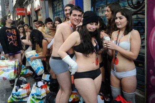 İç çamaşırıyla gelen hediyeyi kapıyor - Resim 22