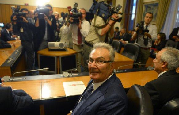 Deniz Baykal komisyonu terketti