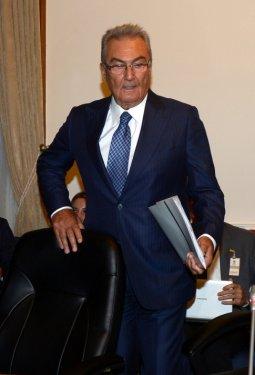 Deniz Baykal komisyonu terketti