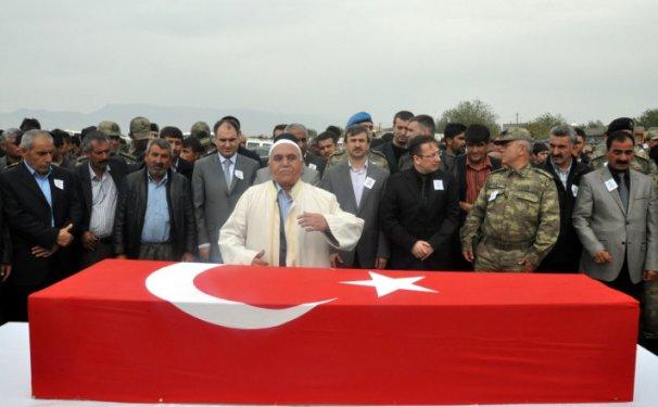 Diyarbakır şehidi Kürtçe ağıtlarla uğurlandı
