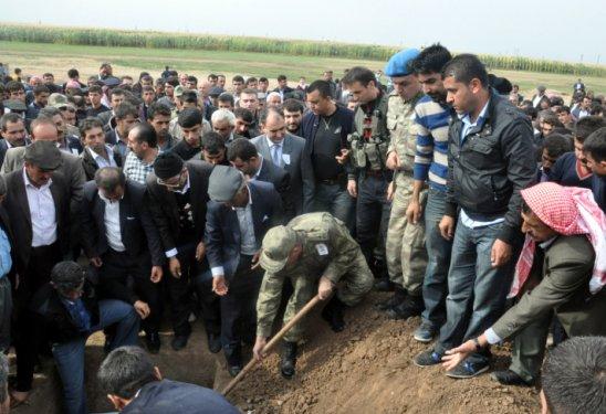 Diyarbakır şehidi Kürtçe ağıtlarla uğurlandı