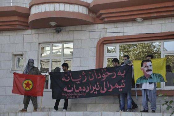 Kuzey Iraklı kürtler Türk bayrağı yaktı