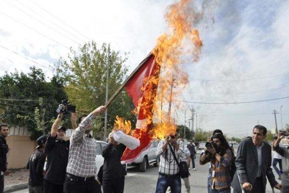 Kuzey Iraklı kürtler Türk bayrağı yaktı
