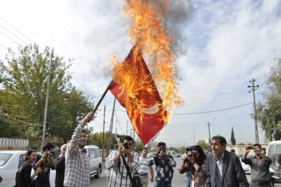 Kuzey Iraklı kürtler Türk bayrağı yaktı