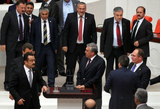 MHP'li vekiller Meclis'te kürsüyü işgal etti