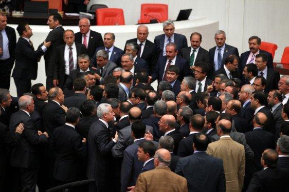 MHP'li vekiller Meclis'te kürsüyü işgal etti
