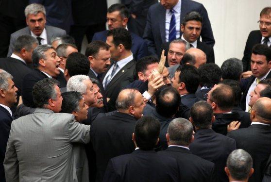 MHP'li vekiller Meclis'te kürsüyü işgal etti