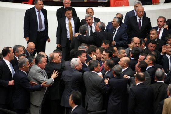 MHP'li vekiller Meclis'te kürsüyü işgal etti