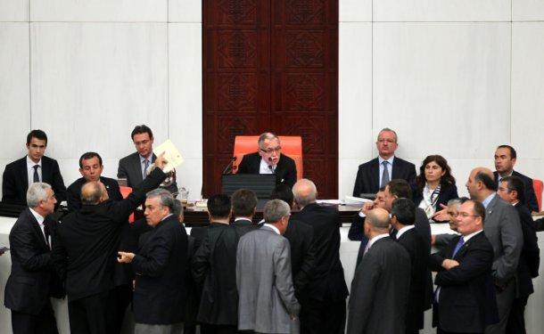 MHP'li vekiller Meclis'te kürsüyü işgal etti